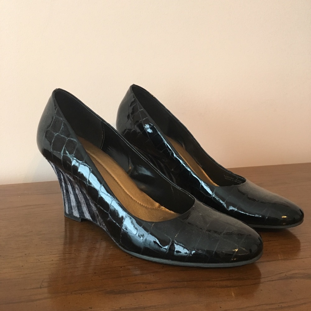 Black wedges